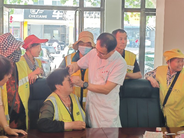 农工党秦皇岛市抚宁区支委会“环境与健康宣传周”--关爱环卫工人义诊活动-3_resized.jpg