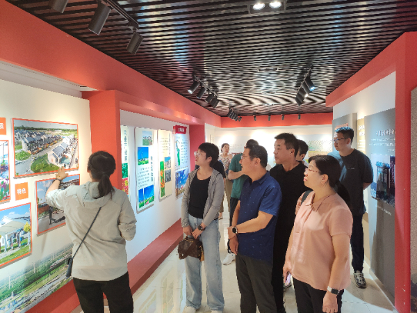 参观展馆.jpg