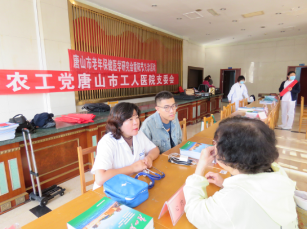 老年大学里的贴心健康服务_resized.png
