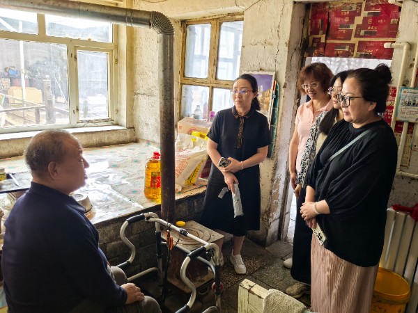 入户慰问.jpg